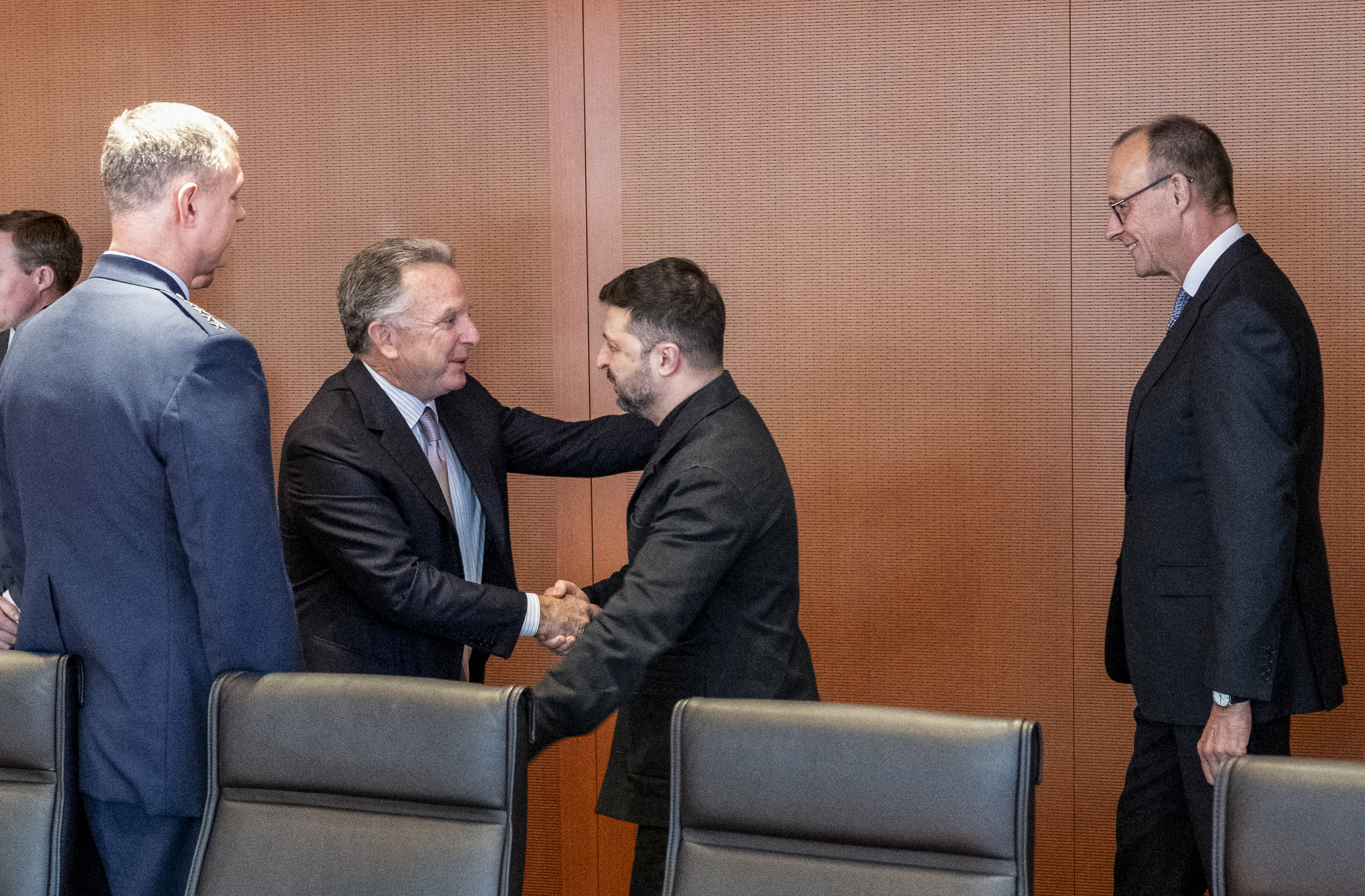 محادثات أوكرانيا تتقدم بعد "إيجابية الأحد" 