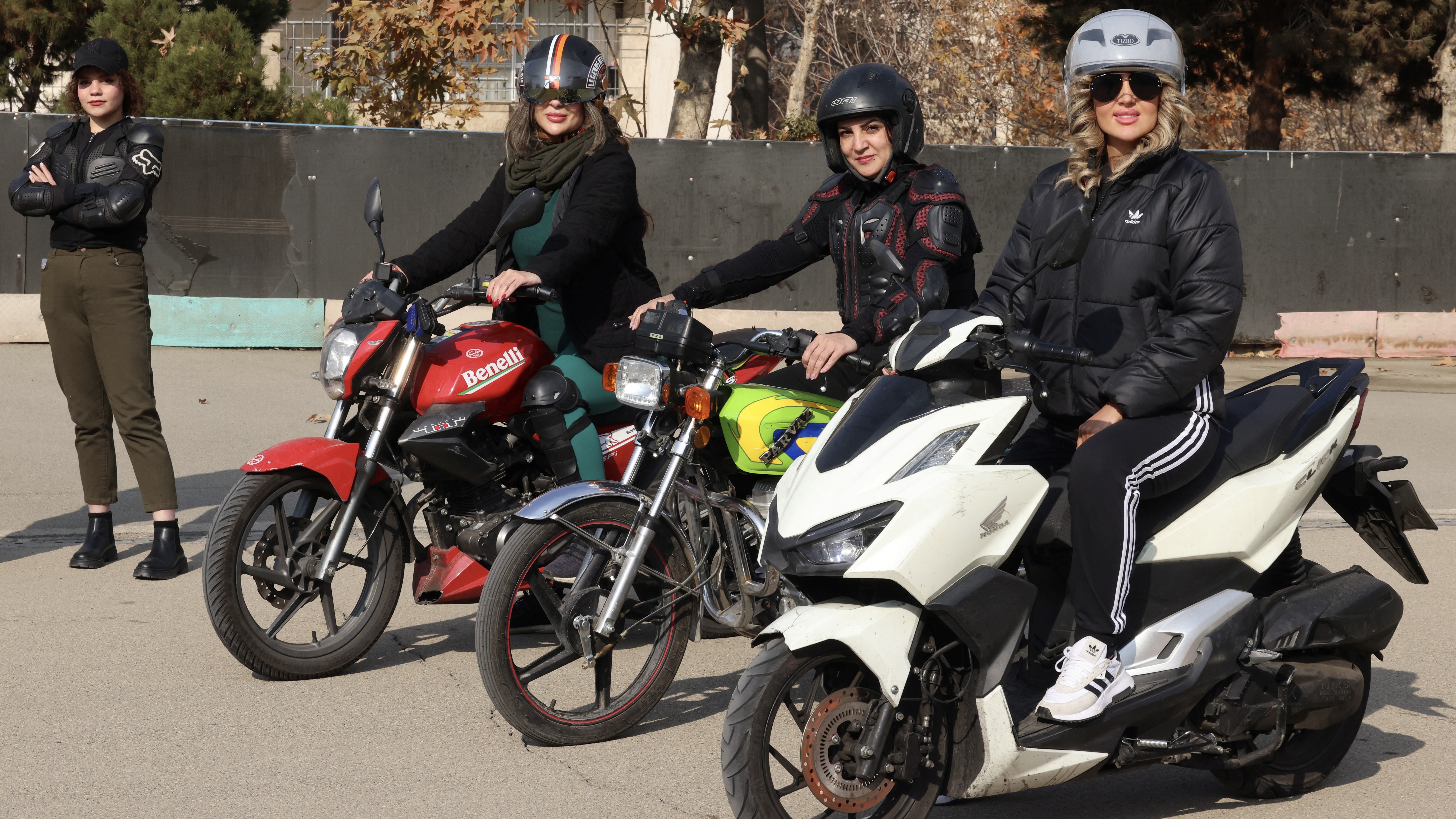 إيرانيات يواجهن المنع بـ"درّاجات نارية غير مرخصّة" 