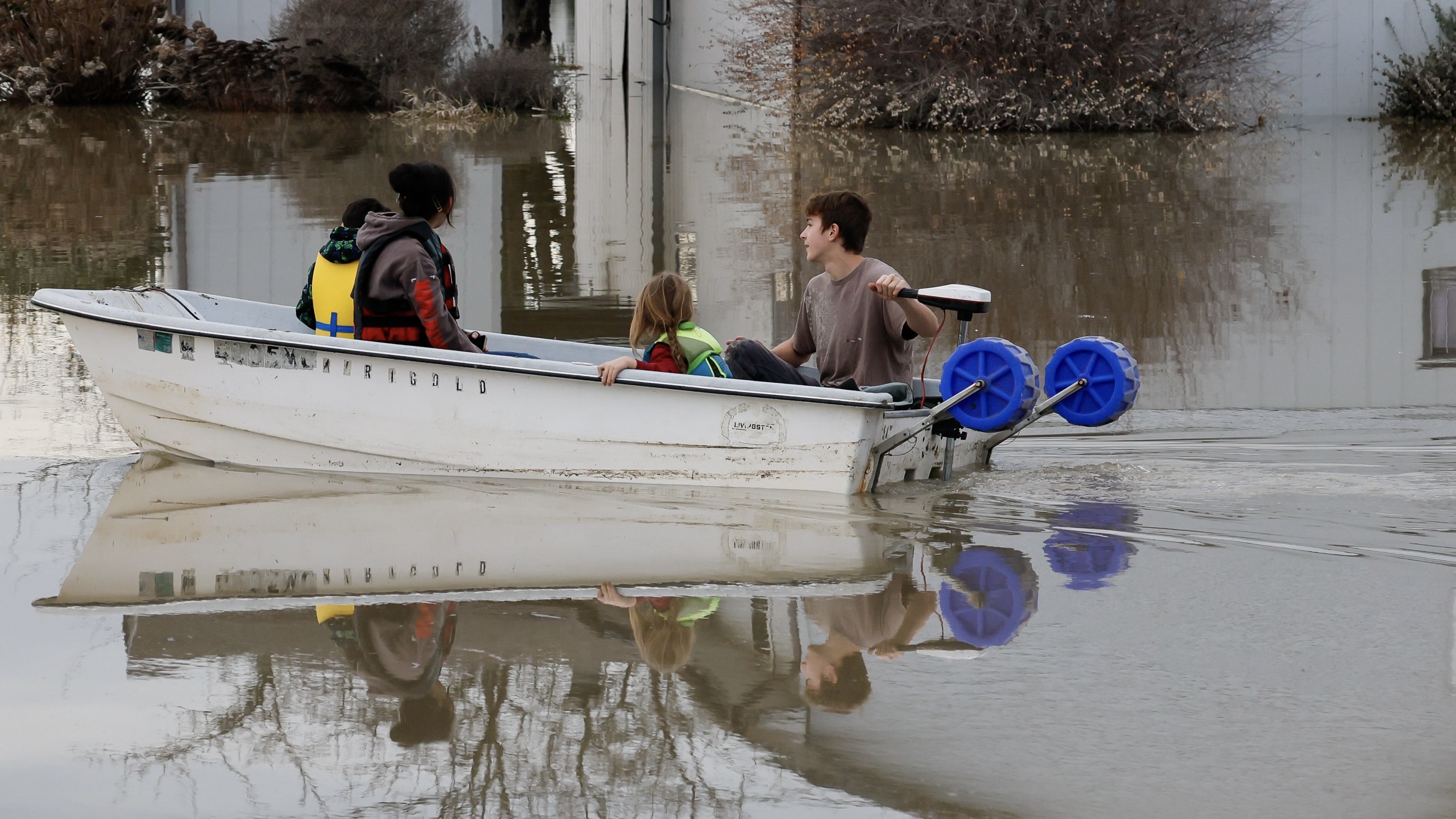 "غادروا فورا".. دعوات بالإجلاء بعد انهيار سد في سياتل الأميركية 