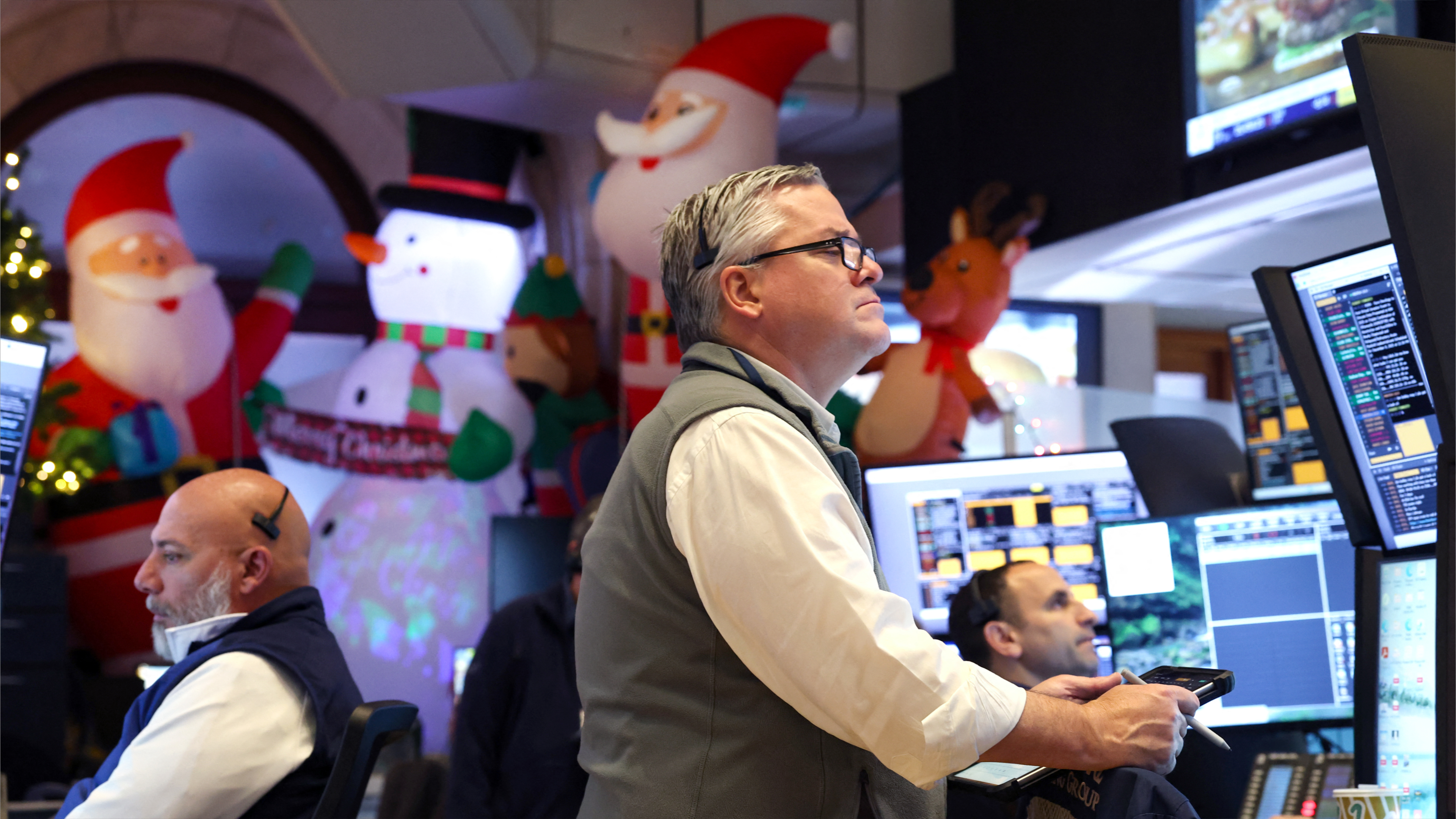 تقرير وظائف ناقص.. ضباب أم تباطؤ يهز الدولار والذهب؟ 