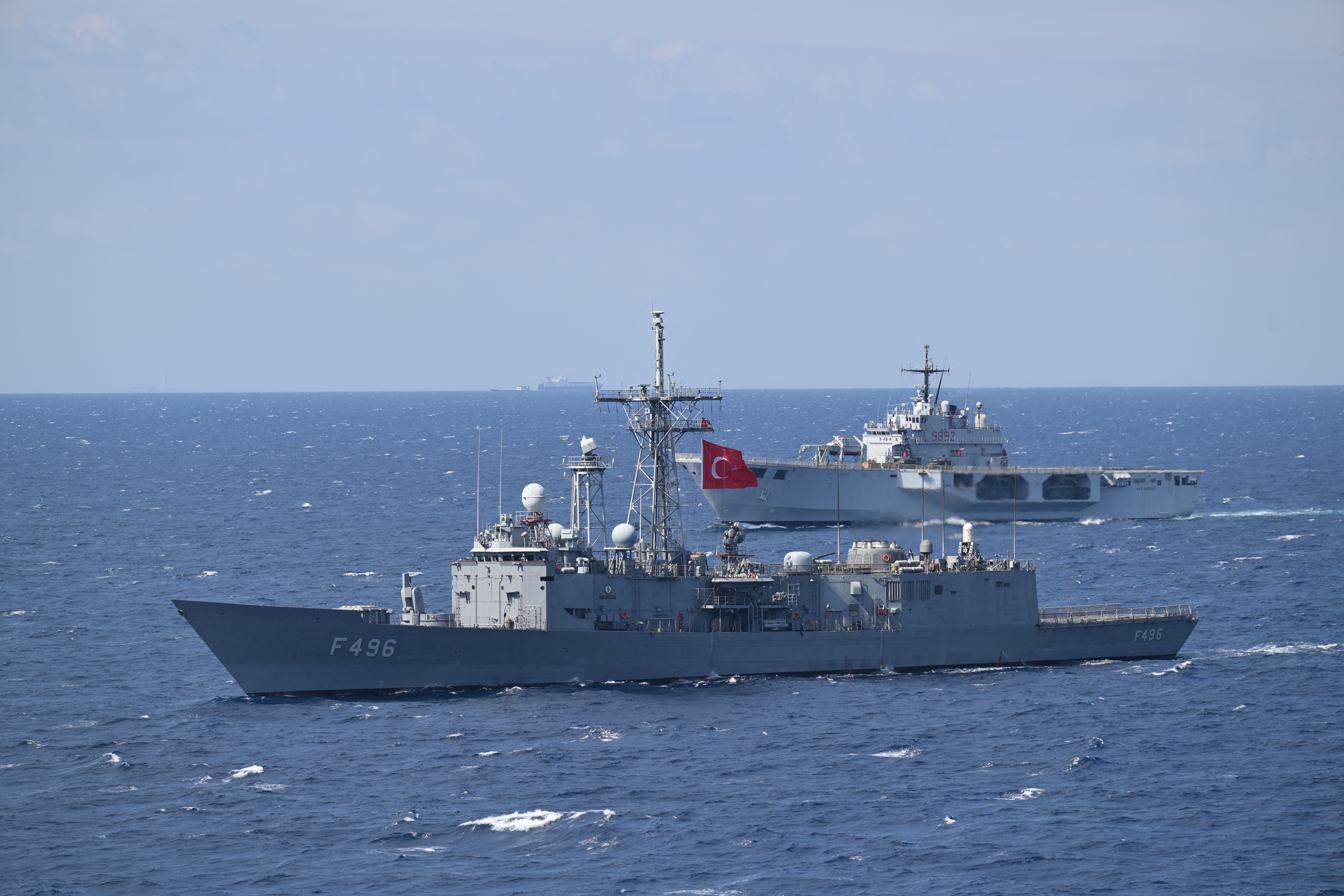 مسيرة مجهولة تشعل إنذار الناتو.. وتركيا تسقطها فوق البحر الأسود 