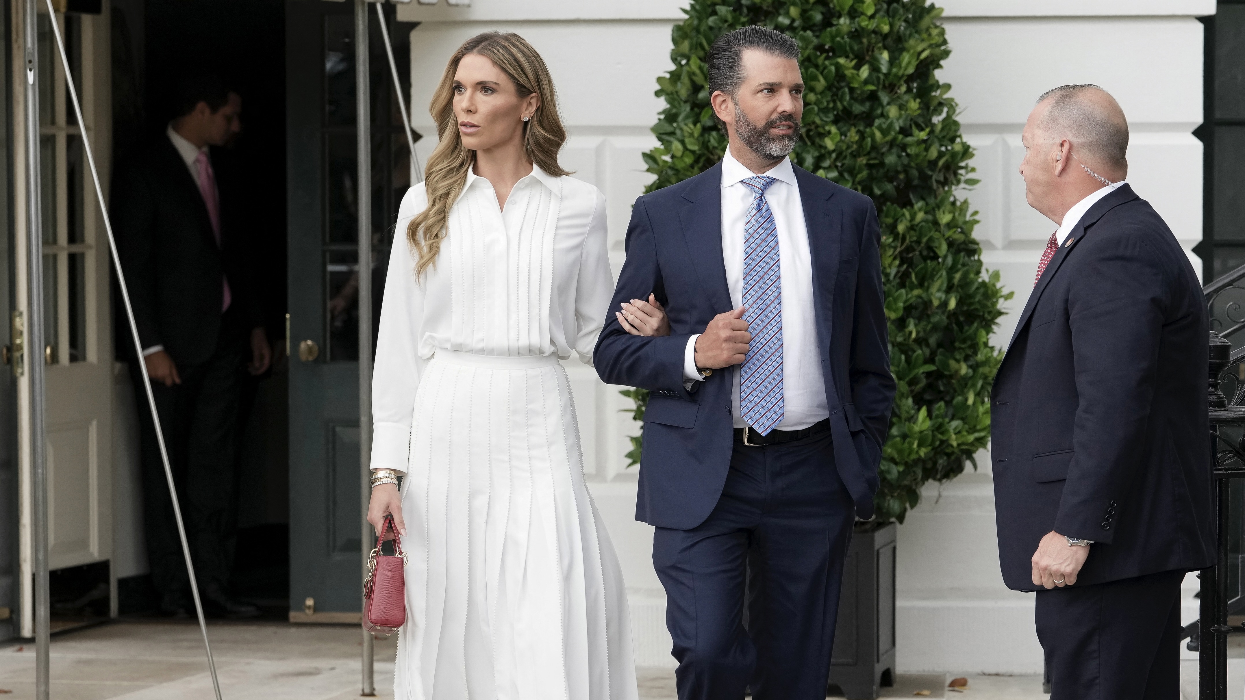 ترامب يعلن "الخطوبة الثالثة" لنجله 