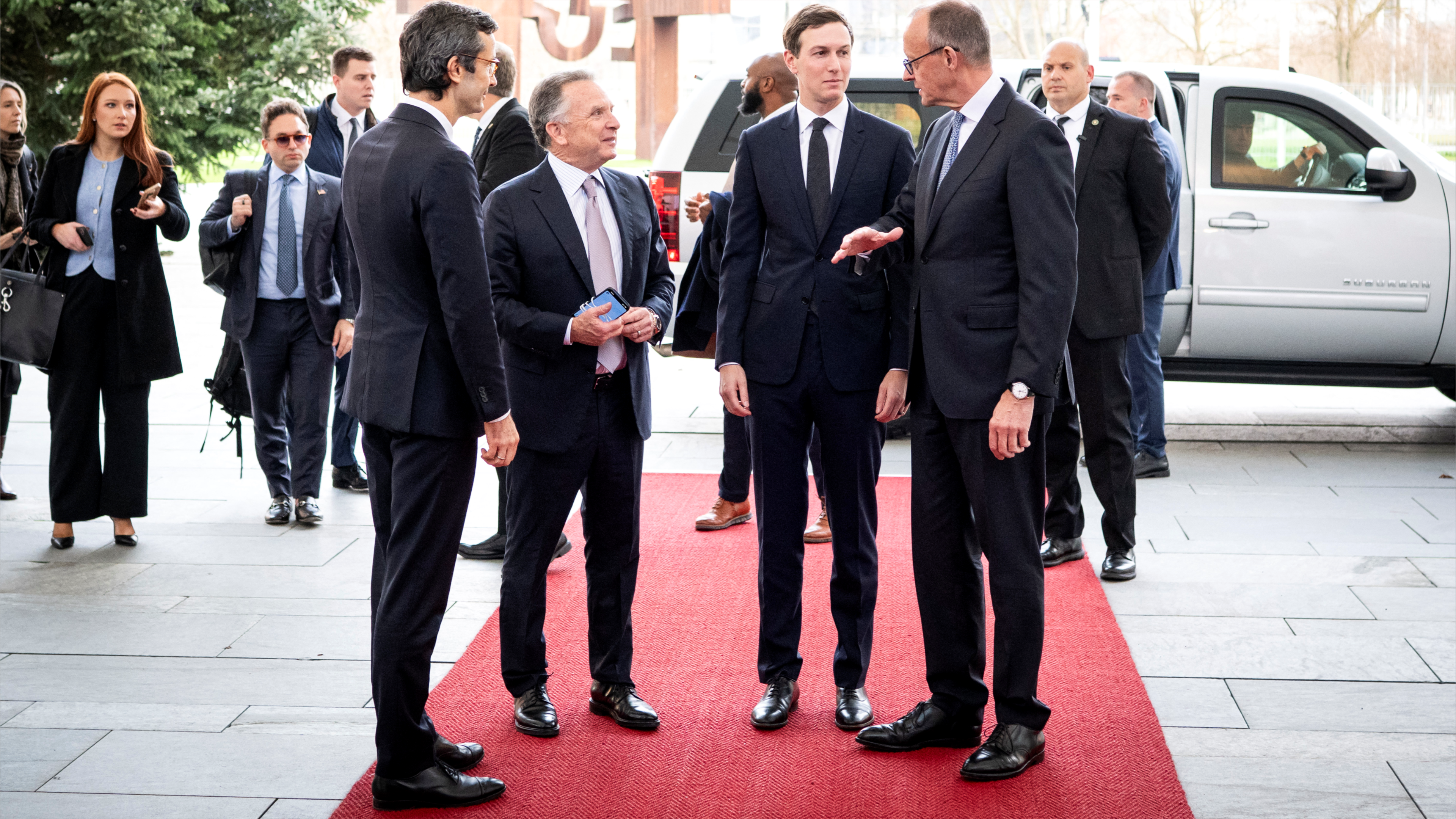 دبلوماسية الحقائب.. حكومات تفتح أبواب واشنطن بصفقات ومعادن 