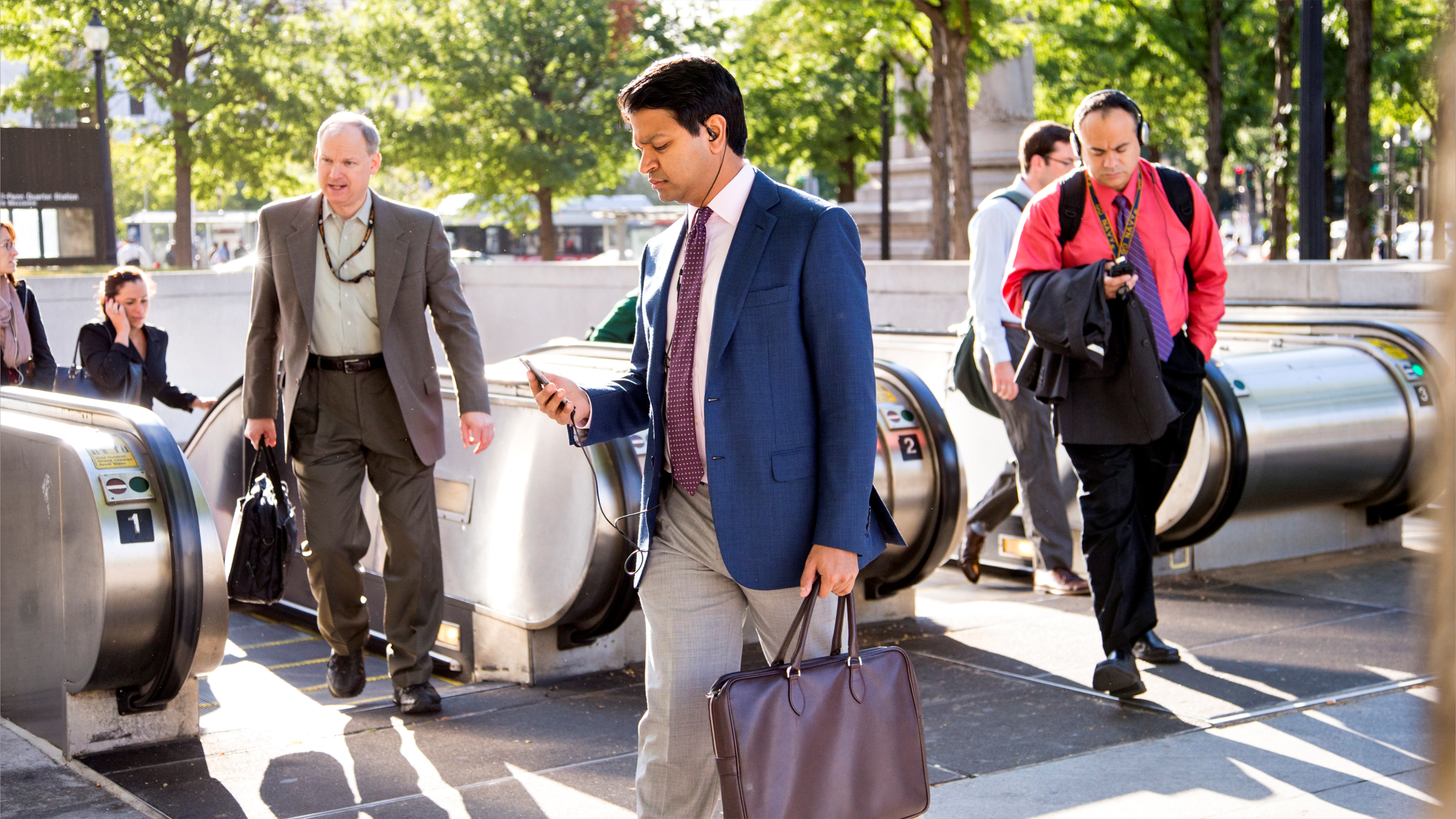 قلق الياقات البيضاء.. الذكاء الاصطناعي يهز وهم الأمان الوظيفي 