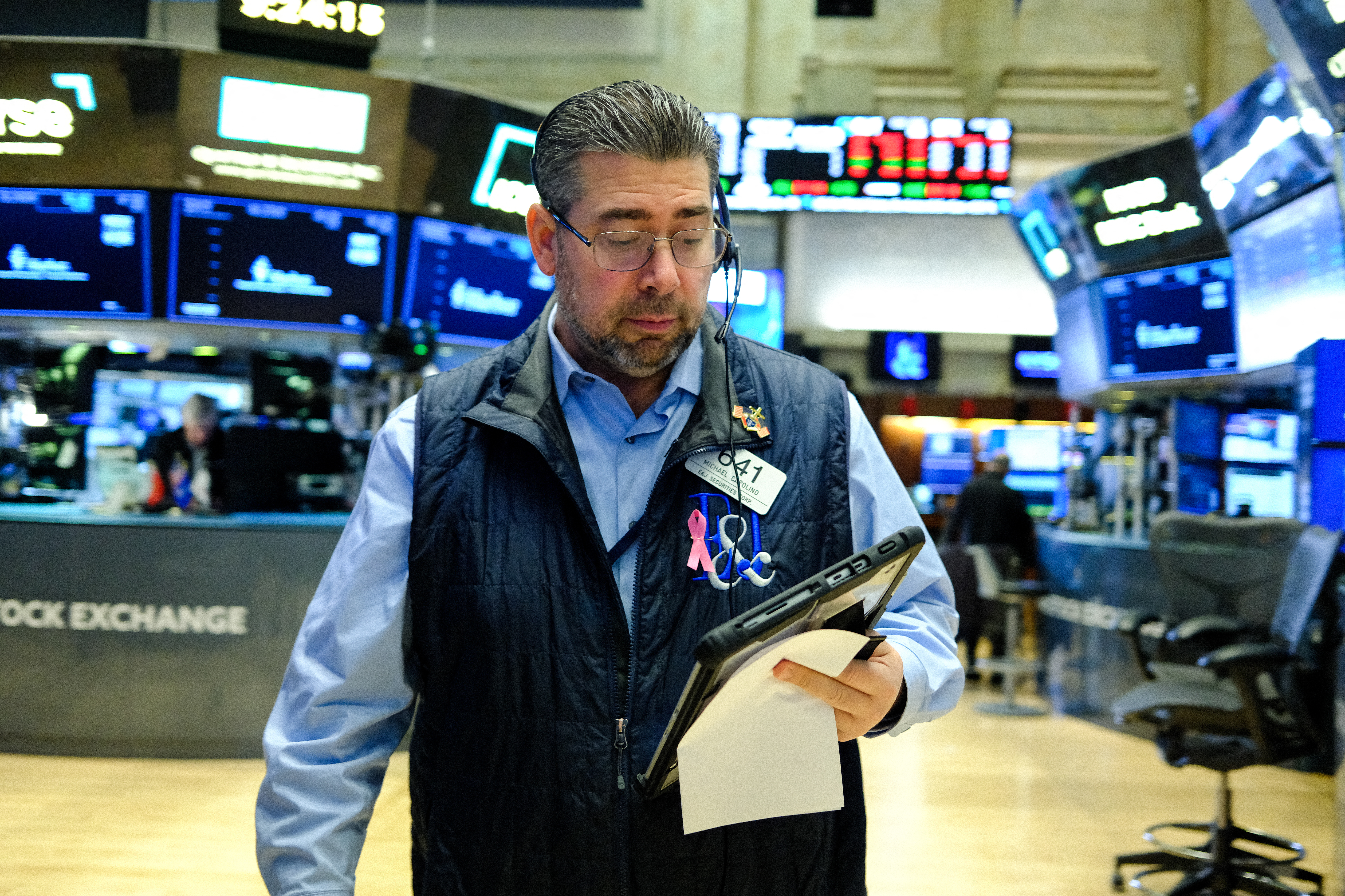 بطالة أميركا تُضعف الدولار.. والفضة تخترق الـ65 