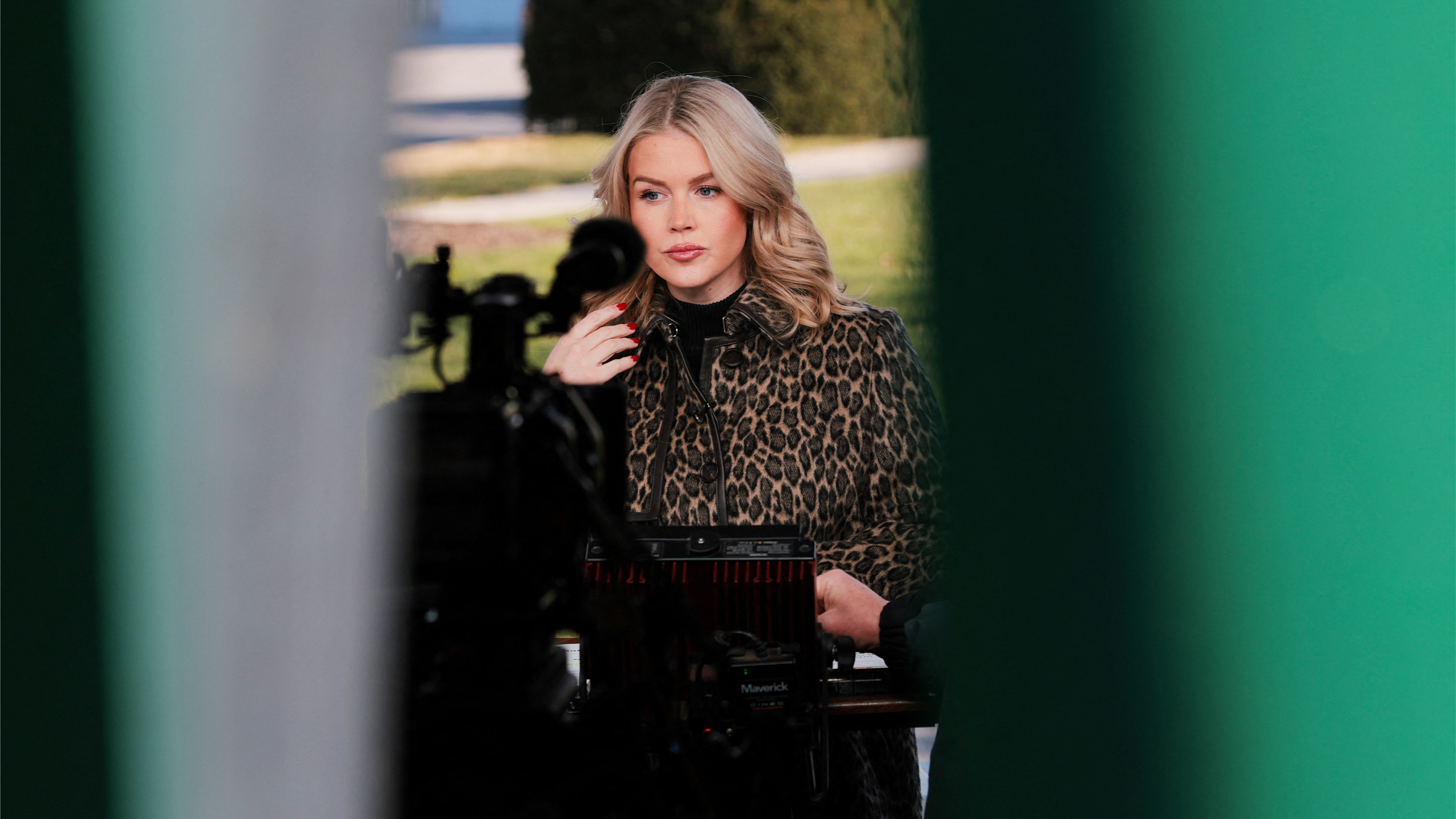 جدل منصّات حول صورة متحدثة البيت الأبيض في فانيتي فير 