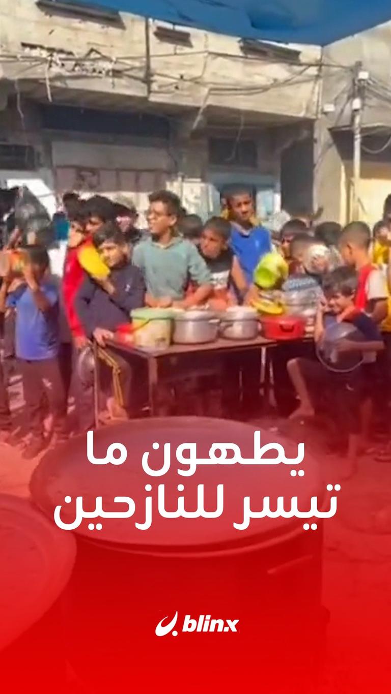 يطهون ما تيسر للنازحين